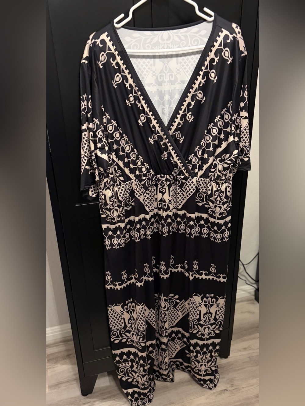 Shein Curve Black & Beige Baroque Tribal Print Surplice V-Neck Maxi Dress 4X